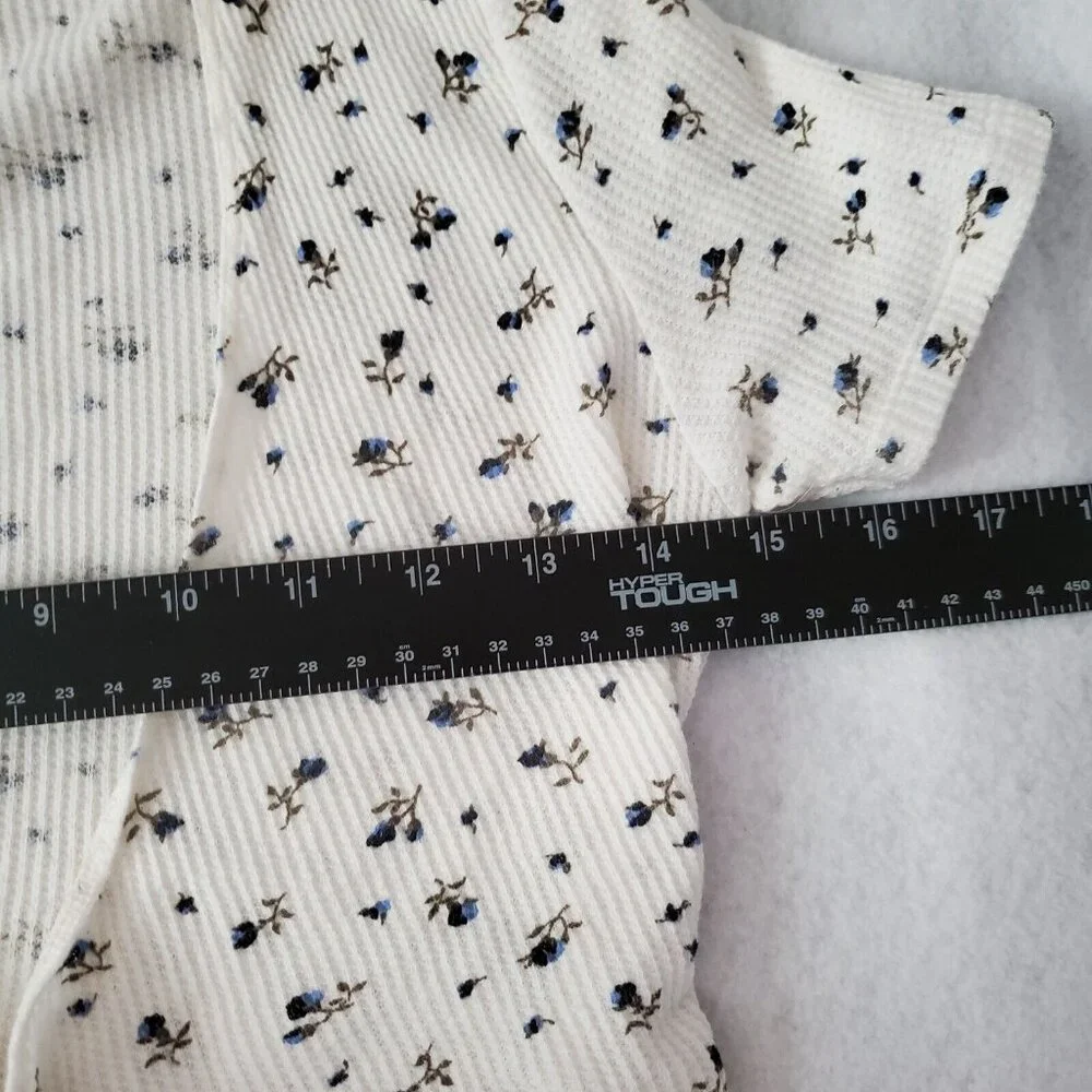 Brandy Melville Top Blue Rosebud Short Sleeve Crop Wrap Around - Picture 7 of 10